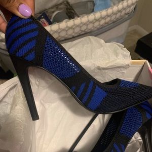 Blue and black heel. Material forms to foot
